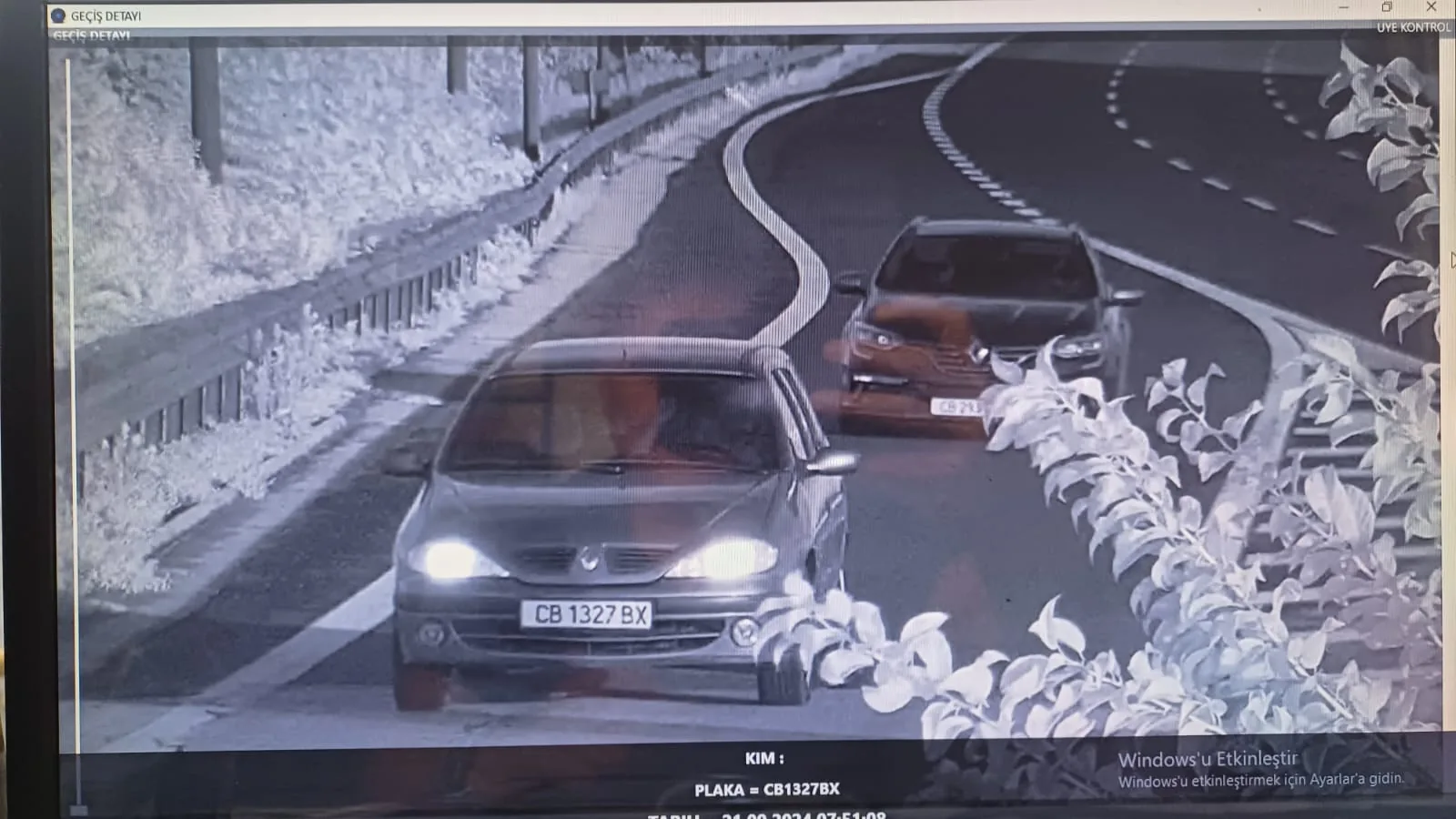 Kablosuz kamera yol kaydında art arda geçen araçlar