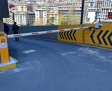Plaka tanıma entegreli kollu bariyer saha kurulumu