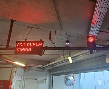 PLC kontrollü otopark girişinde ACİL DURUM LED ekranı ve bariyer