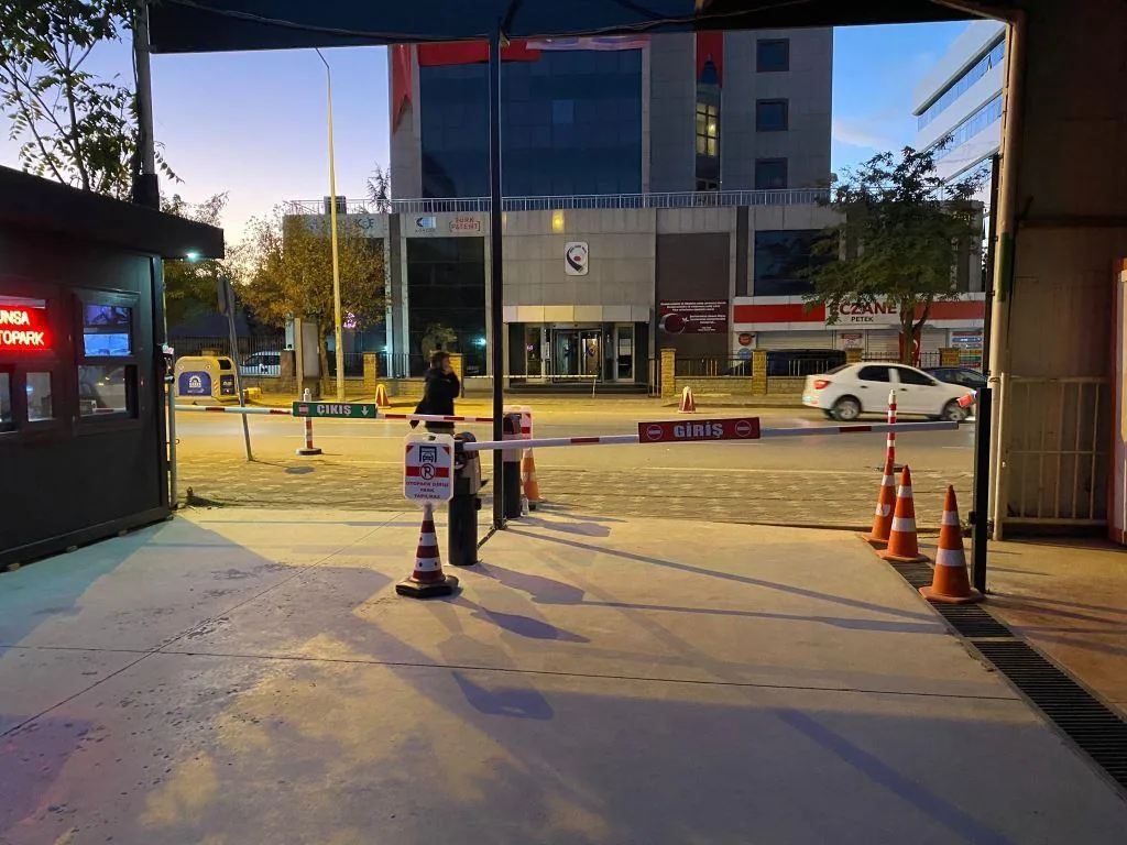 Ücretli otopark giriş çıkış alanı