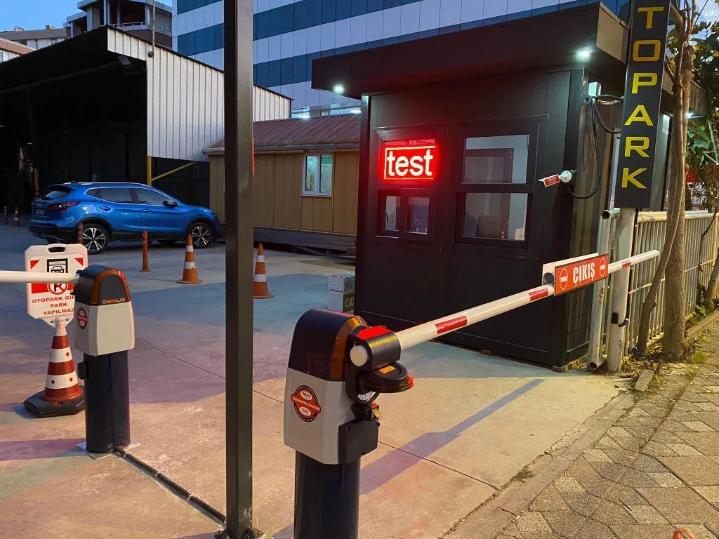Ücretli otopark giriş bariyeri ve kamerası