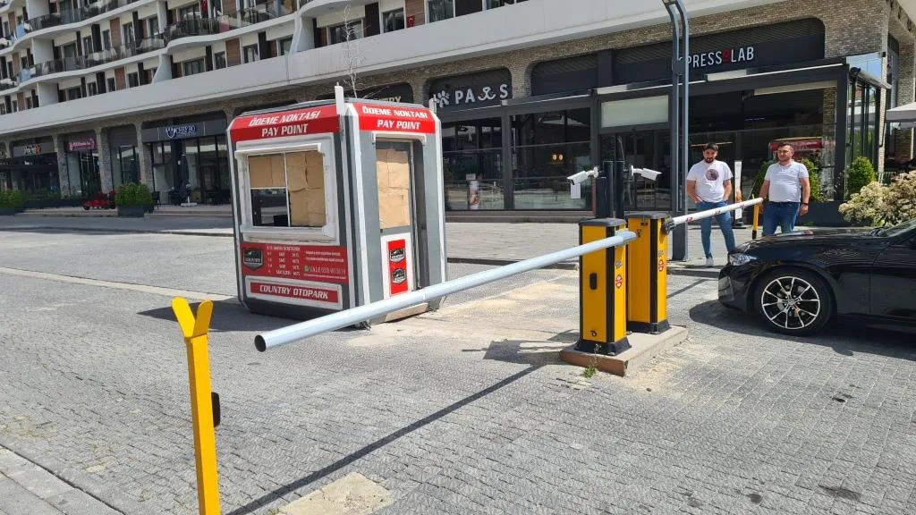 Country Otopark ödeme noktası ve bariyer