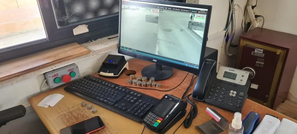 Otopark kontrol masası ve ödeme terminali