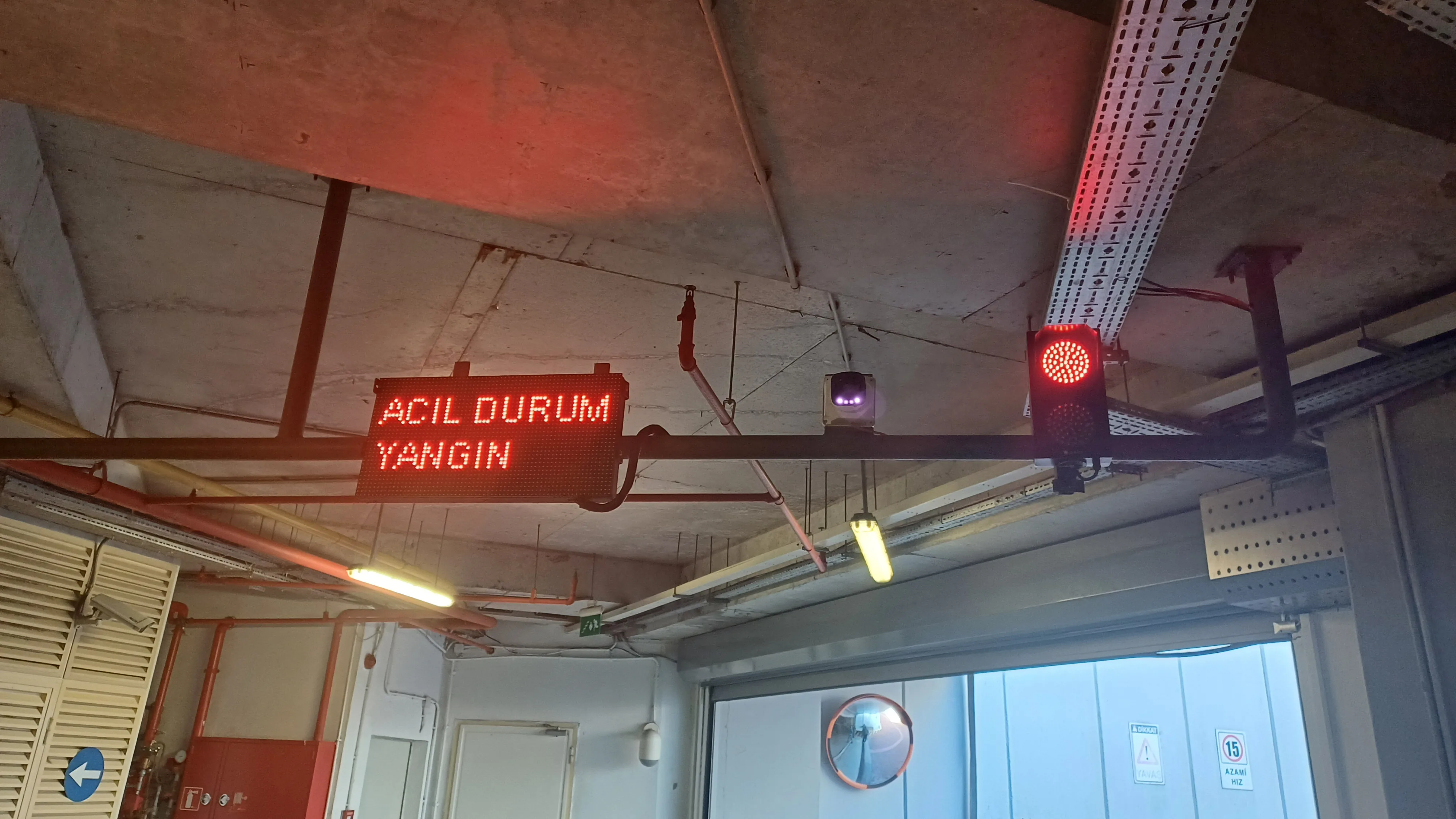PLC kontrollü otopark girişinde ACİL DURUM LED ekranı ve bariyer